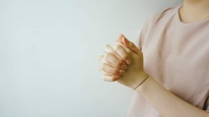 תמונת ידיים משולבות - מתוך פוסט בנושא מה בין "ועידת זנות" לבין "סדנת מיניות"? באתר של מאור קפלן- מובילה תהליכי חינוך מיני במרחב הדתי