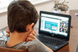 תמונת ילד צופה במסך מחשב וראשו בין ידיו- מתוך פוסט בנושא מכתב להורים באתר של מאור קפלן- מובילה תהליכי חינוך מיני במרחב הדתי