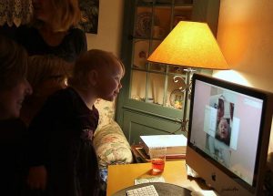 תמונת ילדים צופים במחשב מתוך פוסט בנושא לדבר עם הילדים על תכנים מיניים במדיה באתר של מאור קפלן- מובילה תהליכי חינוך מיני במרחב הדתי