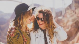 תמונה של שתי בנות משוחחות וצוחקות אחת עם השניה- מתוך פוסט בנושא התנסויות בין בנות- התמודדות חינוכית, באתר של מאור קפלן- מובילה תהליכי חינוך מיני במרחב הדתי