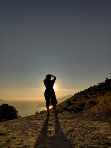 תמונת אוירה- אישה עומדת מול שקיעה - תמונת אור וצל- מתוך פוסט בנושא הגוף שלי בוגד בי באתר של מאור קפלן- מובילה תהליכי חינוך מיני במרחב הדתי