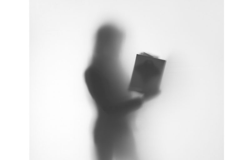 תמונת גוף אישה מטושטש בצבעי שחור לבן– מתוך פוסט שיעורים לעיצוב הגוף- מאור קפלן מובילה תהליכי חינוך מיני במרחב הדתי